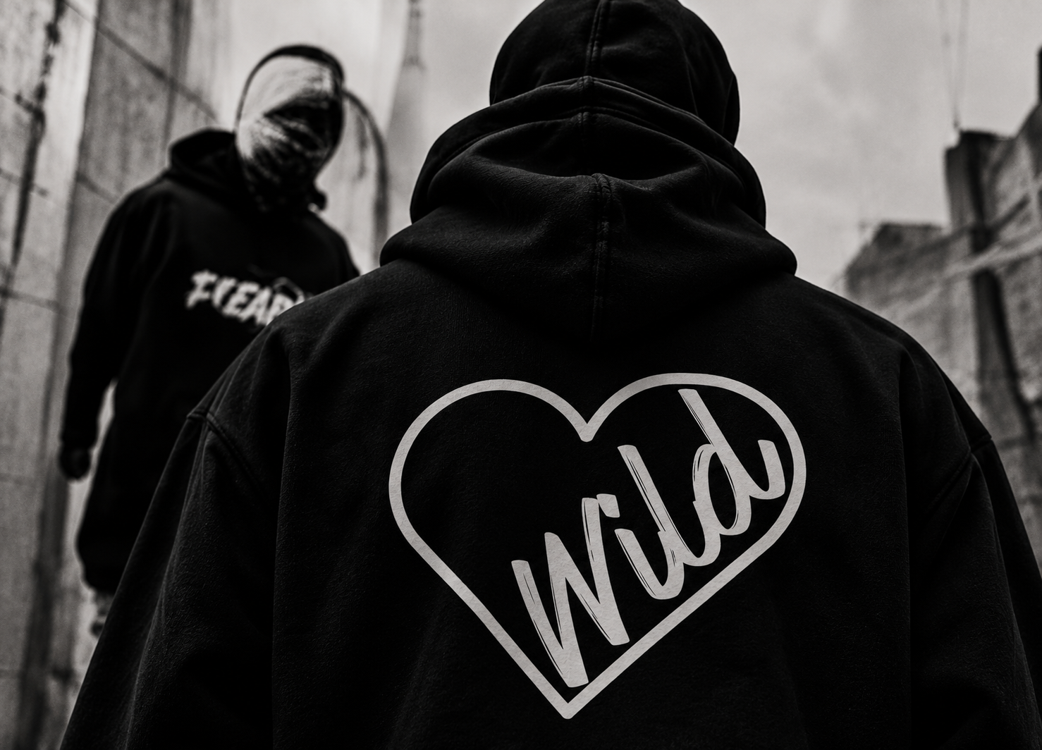 Modèle de dos portant le logo Wild Heart sur son hoodie