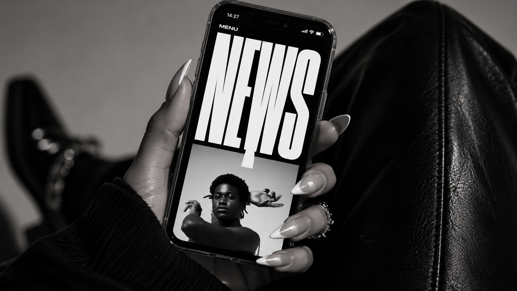 NEWS : smartphone tenu par une main manucurée, photographie éditoriale noir et blanc